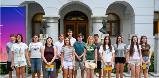 Novo mesto: Med obiskom argentinsko-slovenskih dijakov na Glavnem trgu zadonela slovenska pesem
