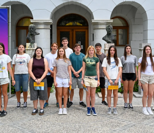 Novo mesto: Med obiskom argentinsko-slovenskih dijakov na Glavnem trgu zadonela slovenska pesem