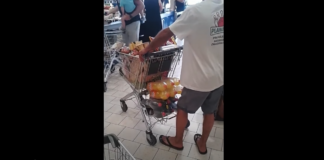 Občan v trgovini ujel prejemnike socialnih pomoči s polnimi vozički dobrot za piknik
