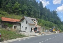 Šele po treh letih začeli rušiti eno najbolj poškodovanih hiš v poplavah