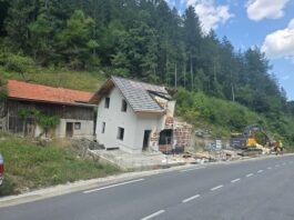Šele po treh letih začeli rušiti eno najbolj poškodovanih hiš v poplavah