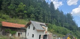 Šele po treh letih začeli rušiti eno najbolj poškodovanih hiš v poplavah