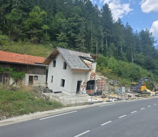 Šele po treh letih začeli rušiti eno najbolj poškodovanih hiš v poplavah