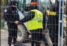 Tožilstvo verjelo, da sta s strani varnostnika napadena občana sama padla po tleh