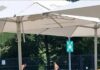 Poslanec SD takole nemarno sedel za mizo, namenjeno tudi postrežbi hrane