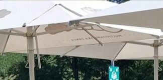 Poslanec SD takole nemarno sedel za mizo, namenjeno tudi postrežbi hrane