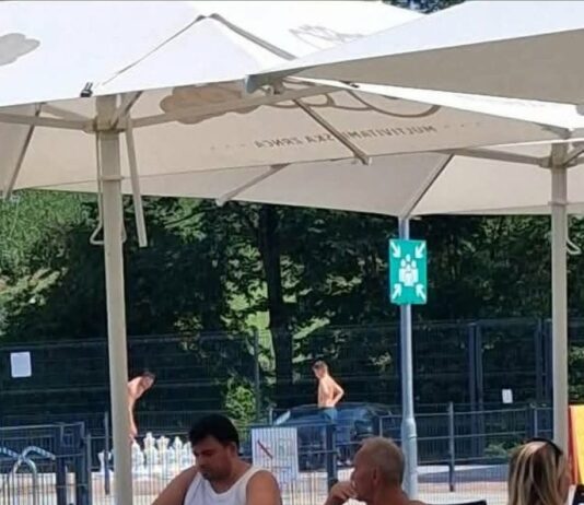 Poslanec SD takole nemarno sedel za mizo, namenjeno tudi postrežbi hrane