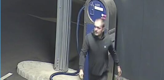 Namerno poškodoval 13 vozil, ga poznate