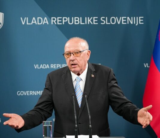 Državni sekretar Vinko Gorenak Alenko Bratušek prosi za 500 evrov