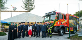 Ivančna Gorica: PGD Korinj slovesno prevzelo novo gasilsko vozilo GVV-2