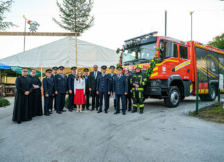 Ivančna Gorica: PGD Korinj slovesno prevzelo novo gasilsko vozilo GVV-2
