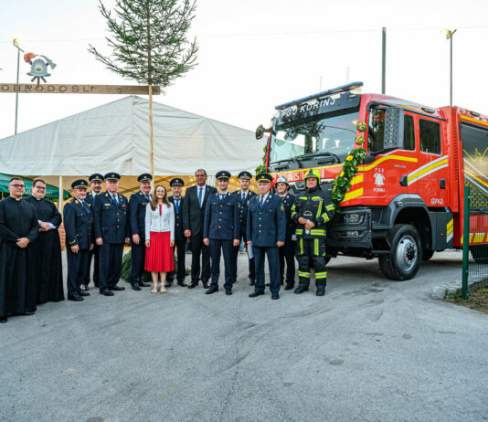 Ivančna Gorica: PGD Korinj slovesno prevzelo novo gasilsko vozilo GVV-2