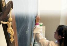 Avstrija začela striktno izvajati določbo o obveznih križih v šolskih učilnicah
