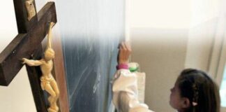 Avstrija začela striktno izvajati določbo o obveznih križih v šolskih učilnicah