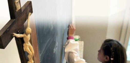 Avstrija začela striktno izvajati določbo o obveznih križih v šolskih učilnicah
