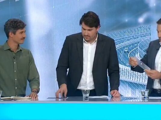 Poslanec Reberšek šokiral Mesca in mu ponudil škarje