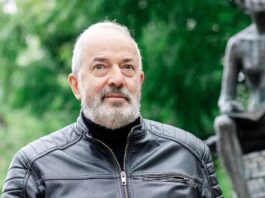 “Če se ne more odpovedati ‘sumljivi’ prijateljici, bi se morala predsedniški funkciji”