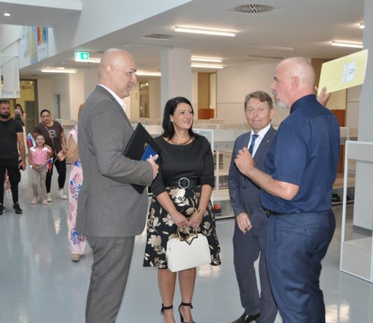 Črnomelj: Minister dr. Borut Rončević prvi šolski dan med prvošolci OŠ Loka