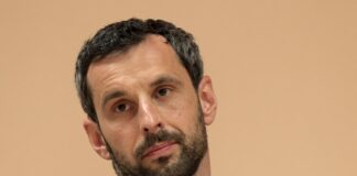 Nekdanji direktor FURS pristaja v objemu Jankovićeve “velike družine”