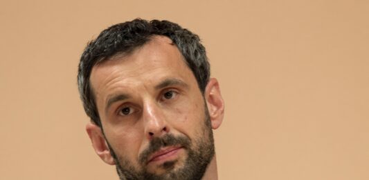 Nekdanji direktor FURS pristaja v objemu Jankovićeve “velike družine”