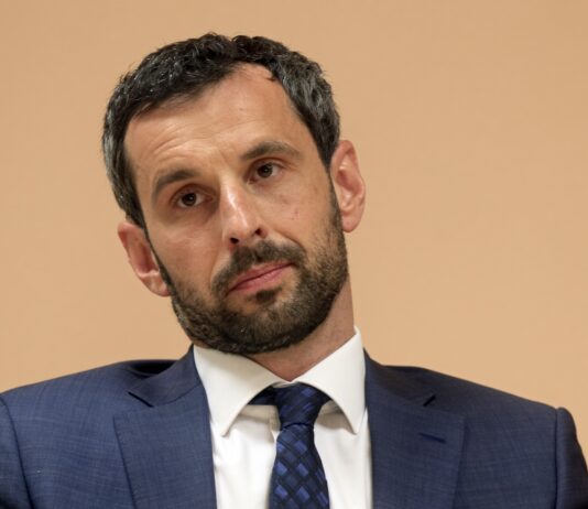 Nekdanji direktor FURS pristaja v objemu Jankovićeve “velike družine”