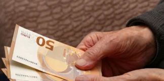 Nekaterim upokojencem v sredo poleg pokojnine še do 470 evrov dodatka