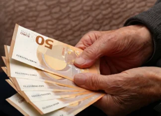 Nekaterim upokojencem v sredo poleg pokojnine še do 470 evrov dodatka