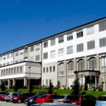Mladoletnika skakala po strehi in pokrovu avtomobilu; poskušali vlomiti v porodnišnico