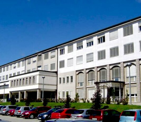 Mladoletnika skakala po strehi in pokrovu avtomobilu; poskušali vlomiti v porodnišnico