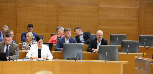 Zakon o skladu za otroke: humanitarnim in gasilskim organizacijam se sredstva ne jemljejo