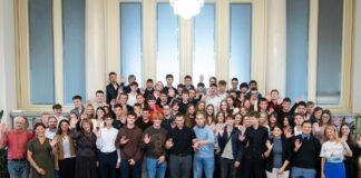Gradbeni, lesarski, vzgojitelji in tehniki računalništva za en dan v vlogi ministrov in novinarjev