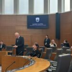 Skoraj neverjetno: Poslanko v državnem zboru zmotil državni grb