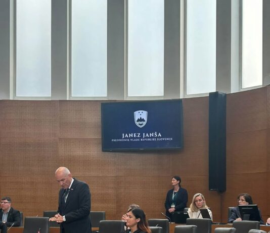 Skoraj neverjetno: Poslanko v državnem zboru zmotil državni grb