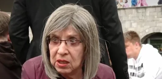 Najprej blatila novinarja, zdaj nikakor ne more priti na sodišče