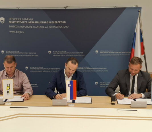 Podpisana pogodba za ureditev krožnega križišča in ceste pri ZD Kočevje