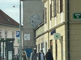 Šokantno: Radikalni islamisti na Hrvatskem trgu v Ljubljani – nasproti cerkve sv. Petra!
