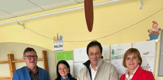 Maja Kocjan in predstavnik ministrstva na obisku v Metliki: ogled vrtca in podružnične šole na Suhorju