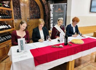 Metlika: Podpisana sponzorska pogodba s kraljico metliške črnine
