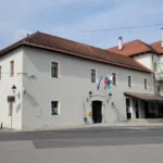 Reševalce spremlja policija, vodstvo črnomaljske občine pa stavi na dialog