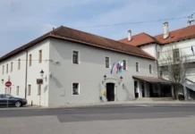Reševalce spremlja policija, vodstvo črnomaljske občine pa stavi na dialog