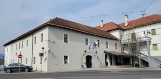Reševalce spremlja policija, vodstvo črnomaljske občine pa stavi na dialog