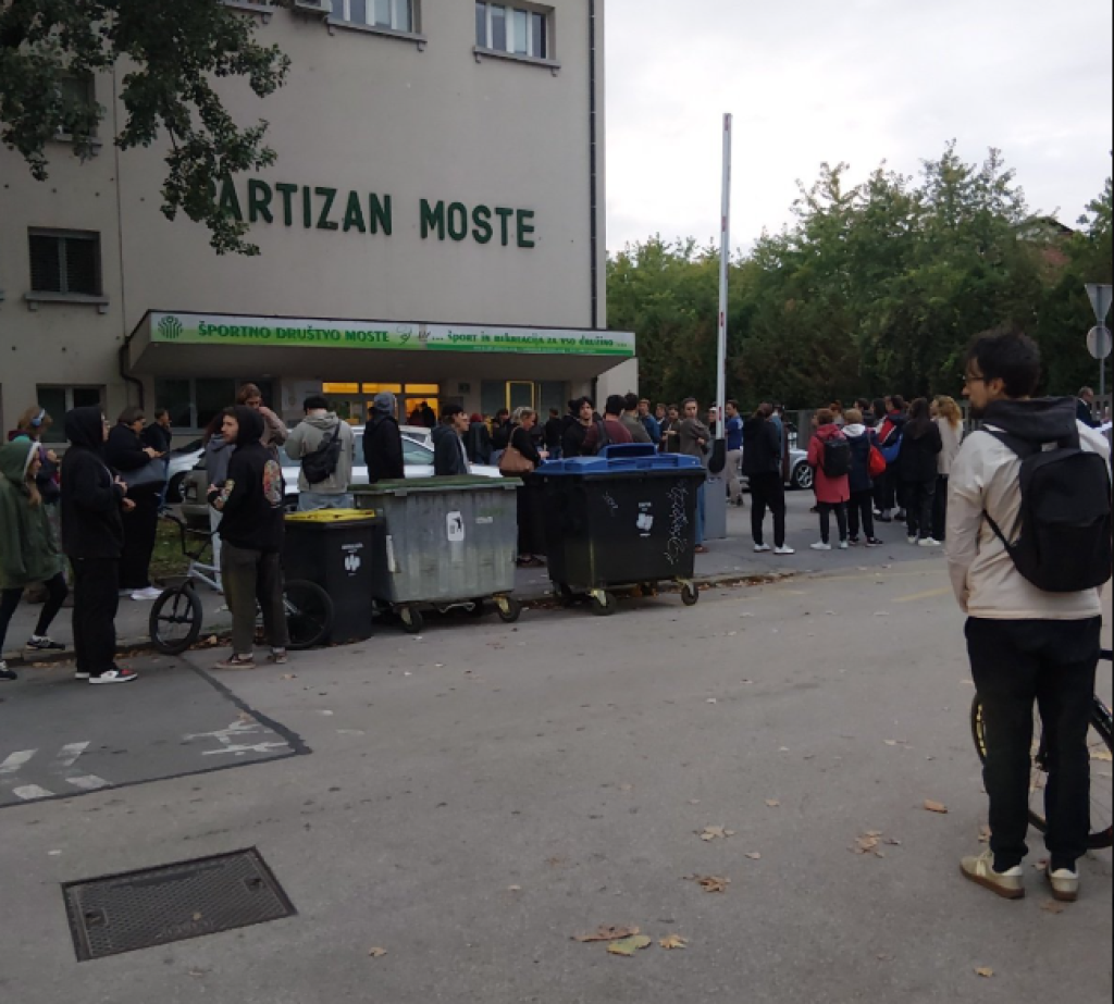 Ponekod več oddanih glasovnic kot volivcev, drugje nenavadne razlike v rezultatih