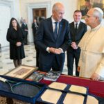 Papežu Leonu XIV. tudi osebno darilo Janeza Janše