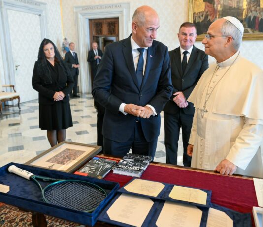 Papežu Leonu XIV. tudi osebno darilo Janeza Janše